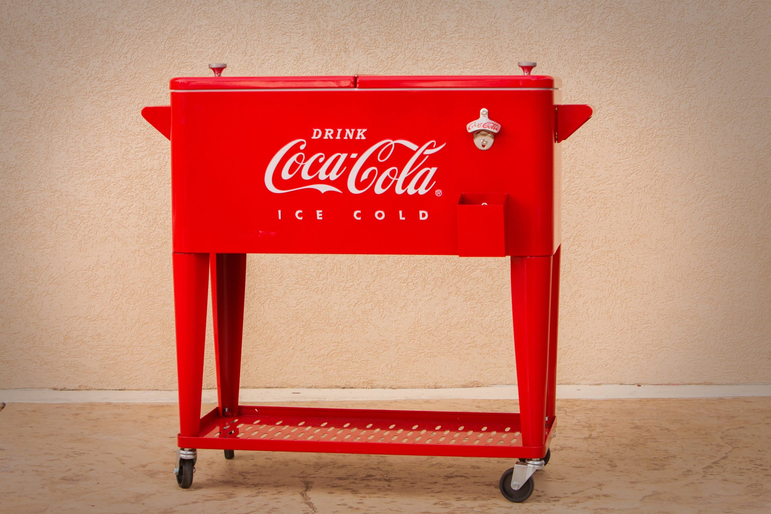 coca-cola-r-embossed-retro-ice-cold-80-qt-cooler-with-tray-659.jpg